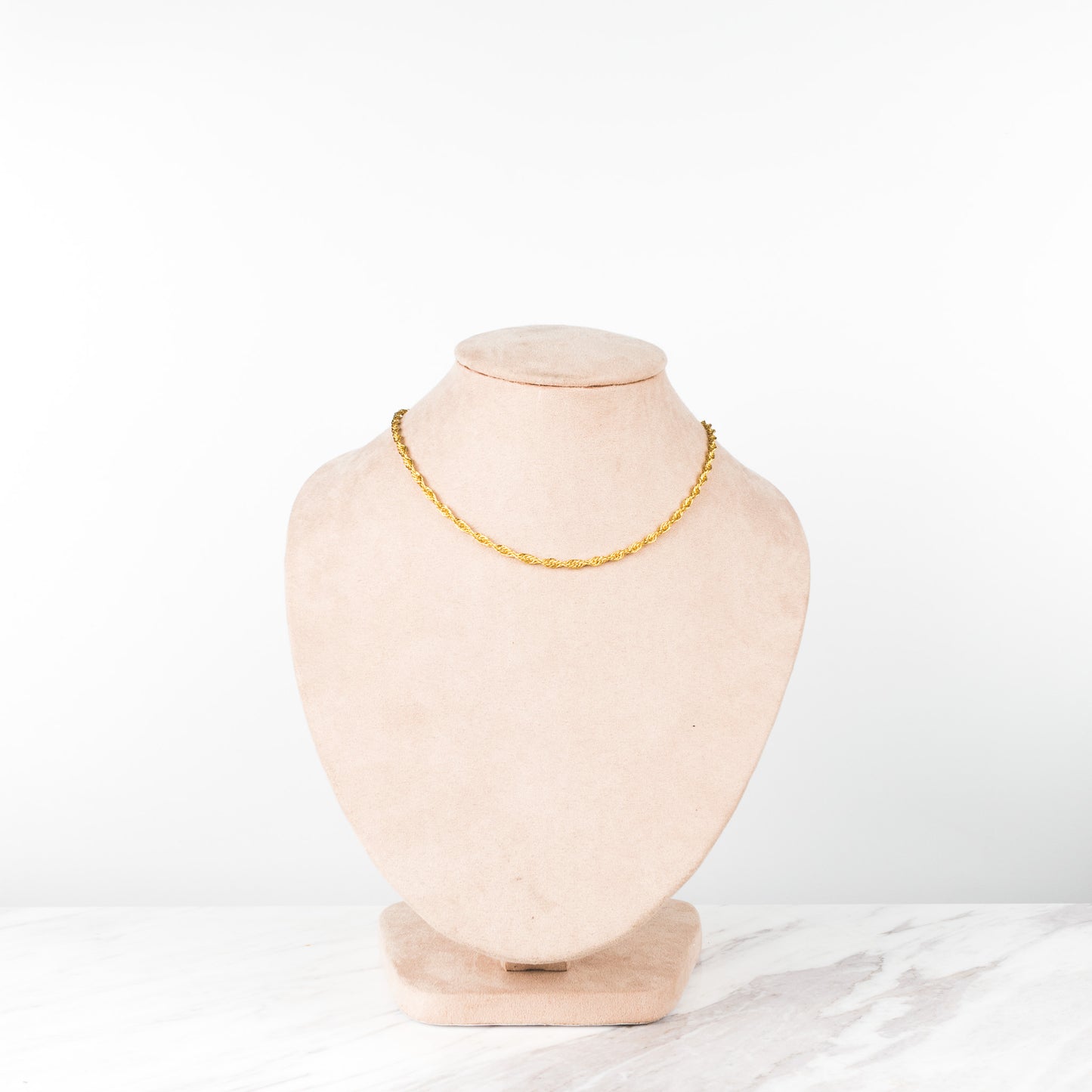 Twist chain choker