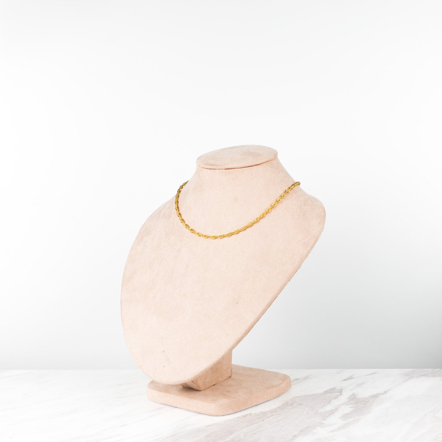 Twist chain choker