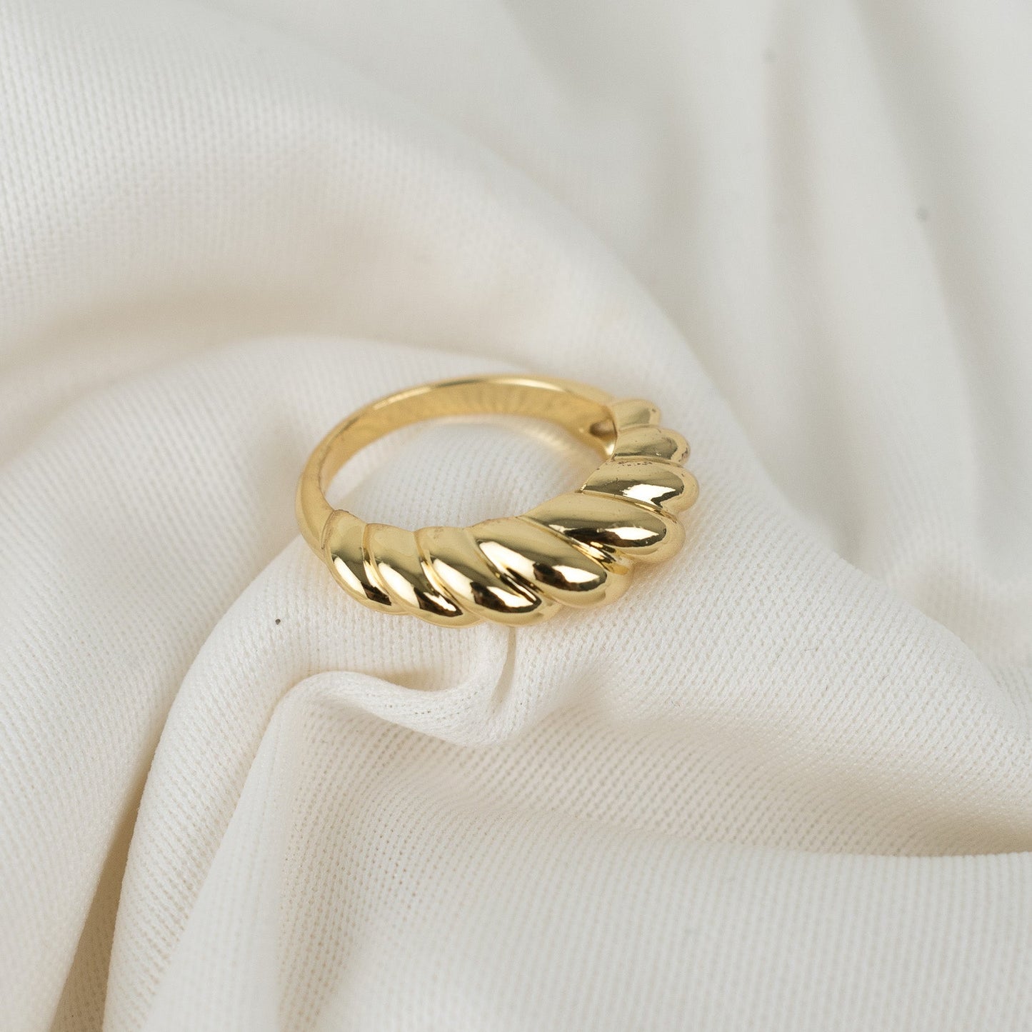 Crossaint ring