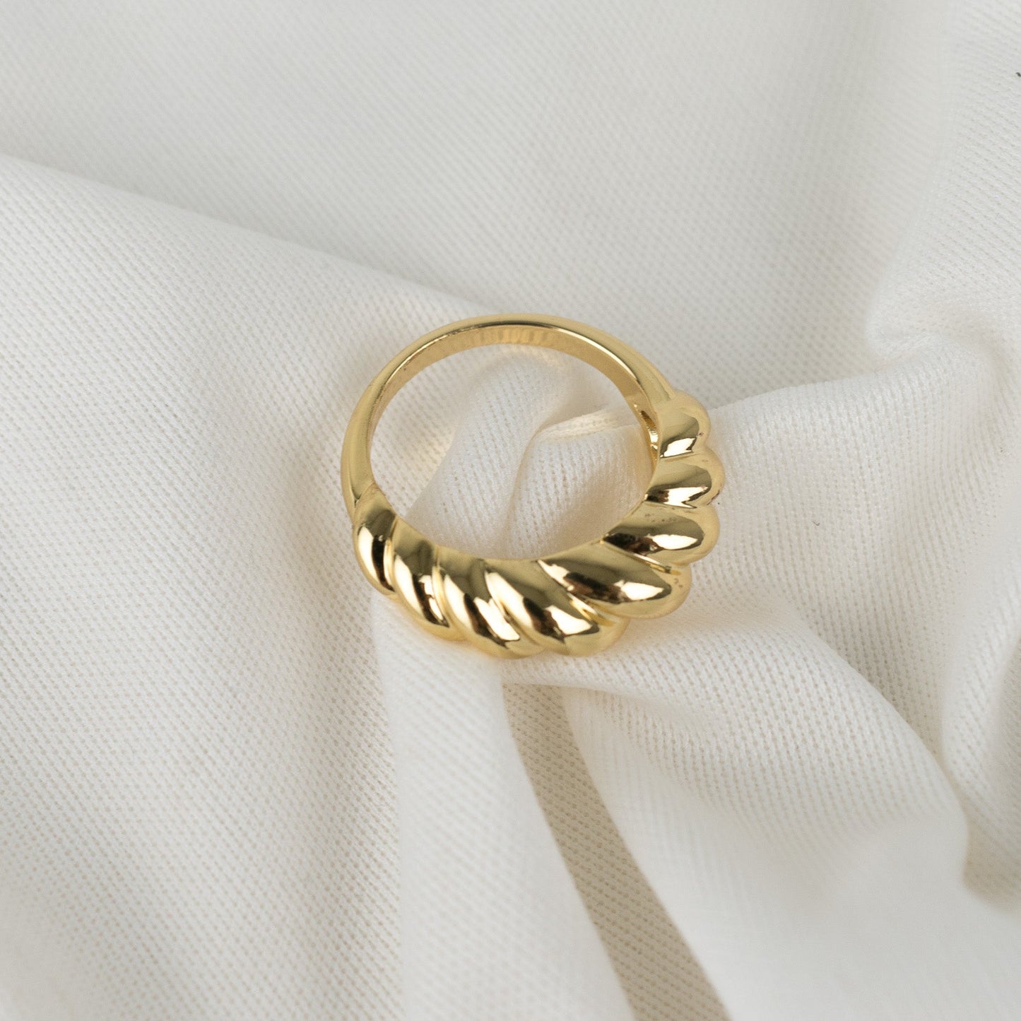 Crossaint ring