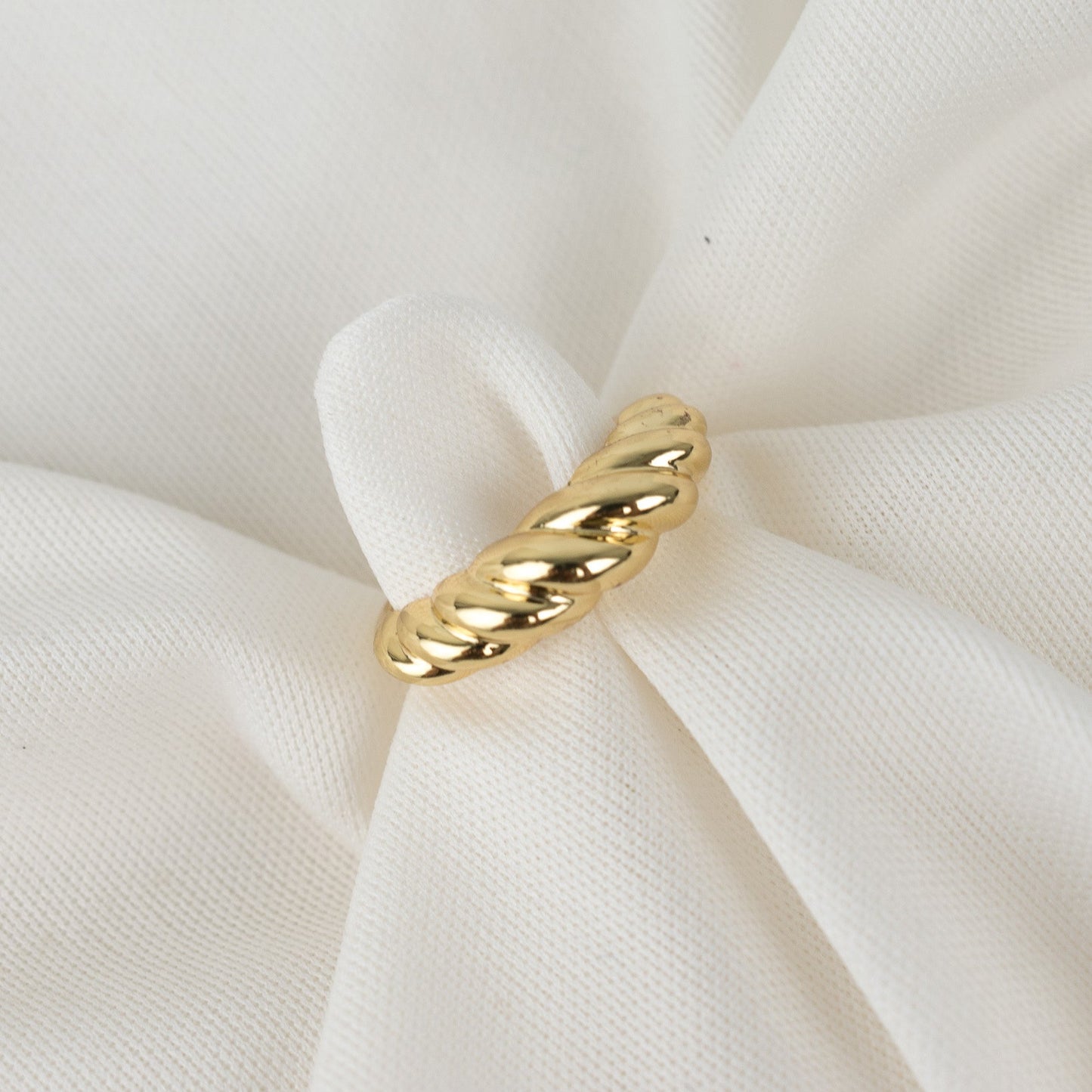 Crossaint ring