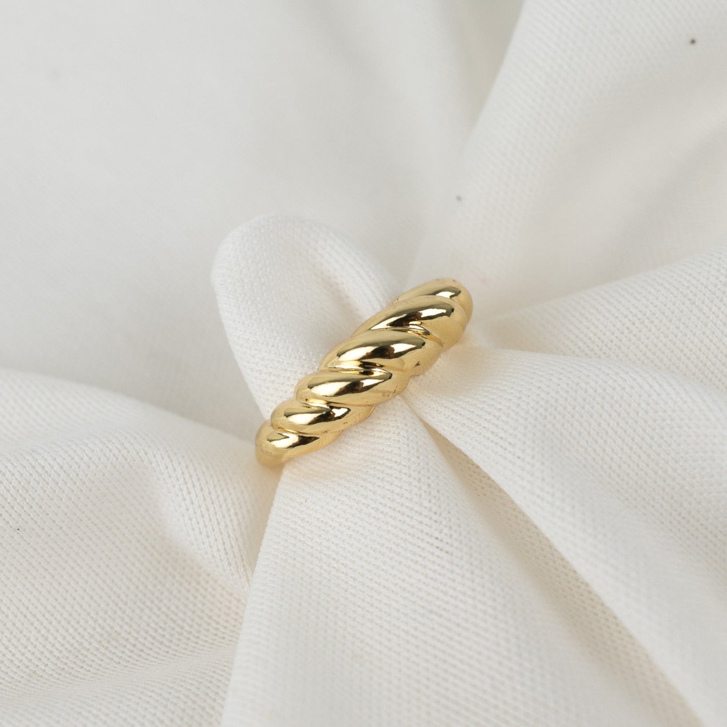 Crossaint ring