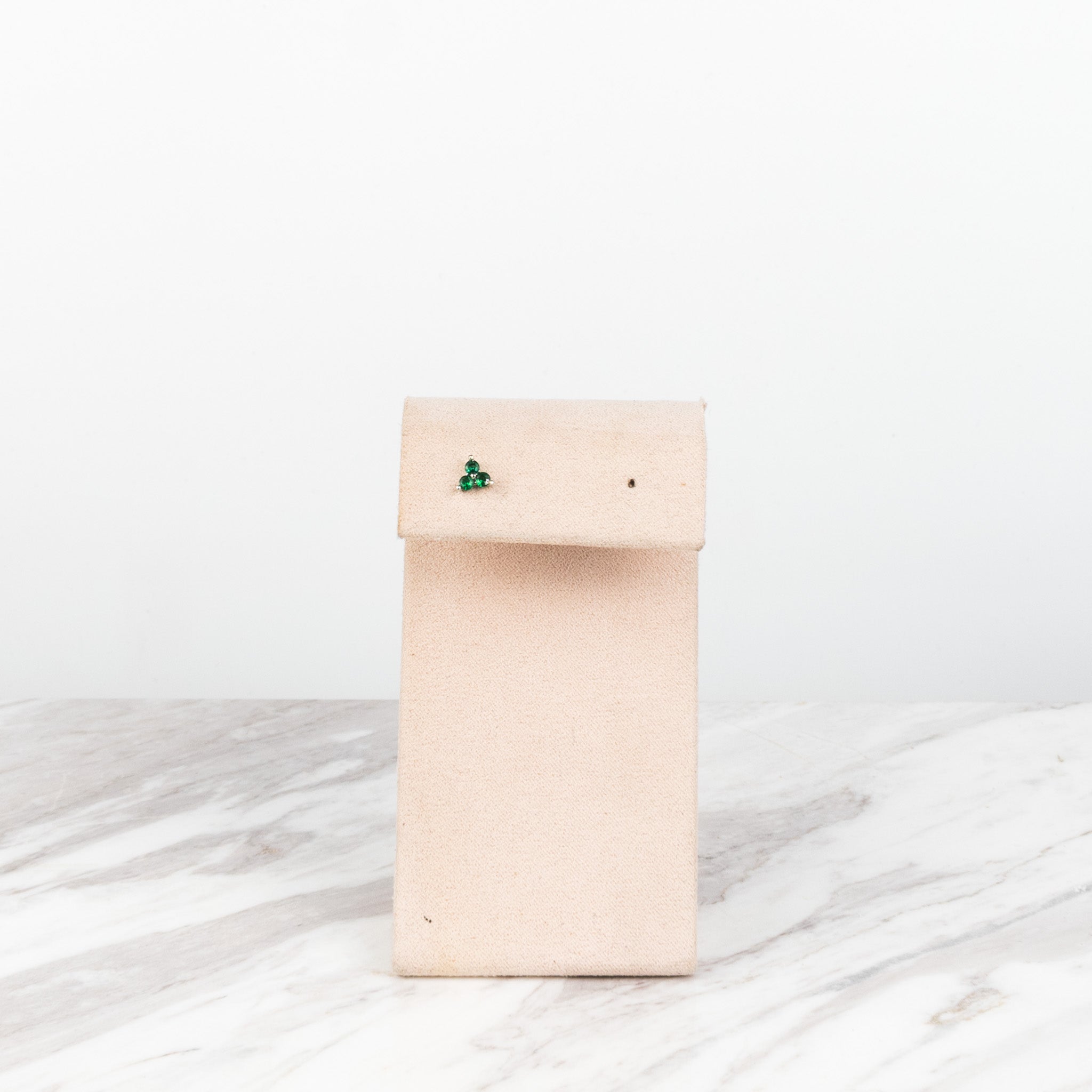 3 stones green plateado