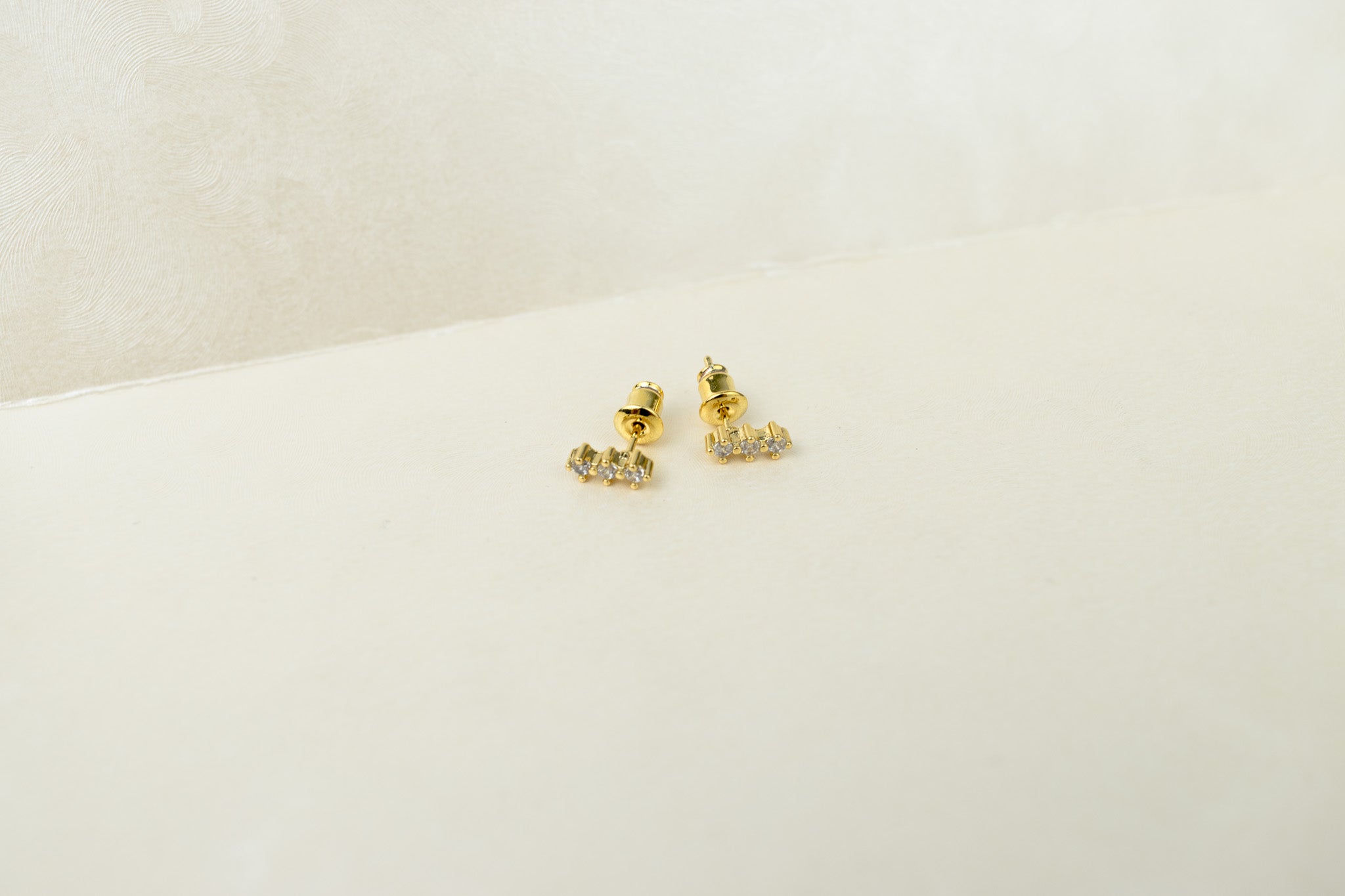 3 rombos de zirconia dorado
