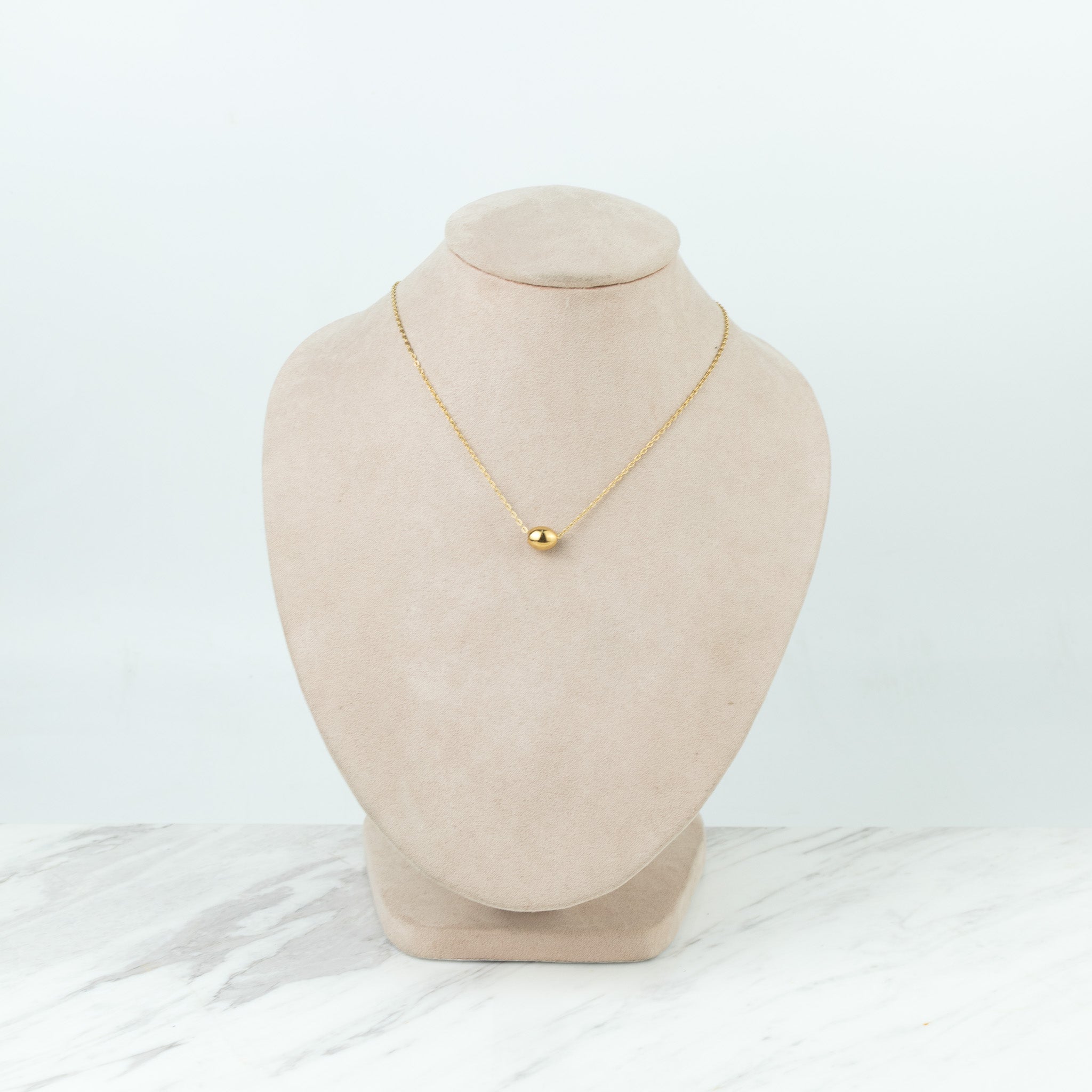 Collar con bolita dorada