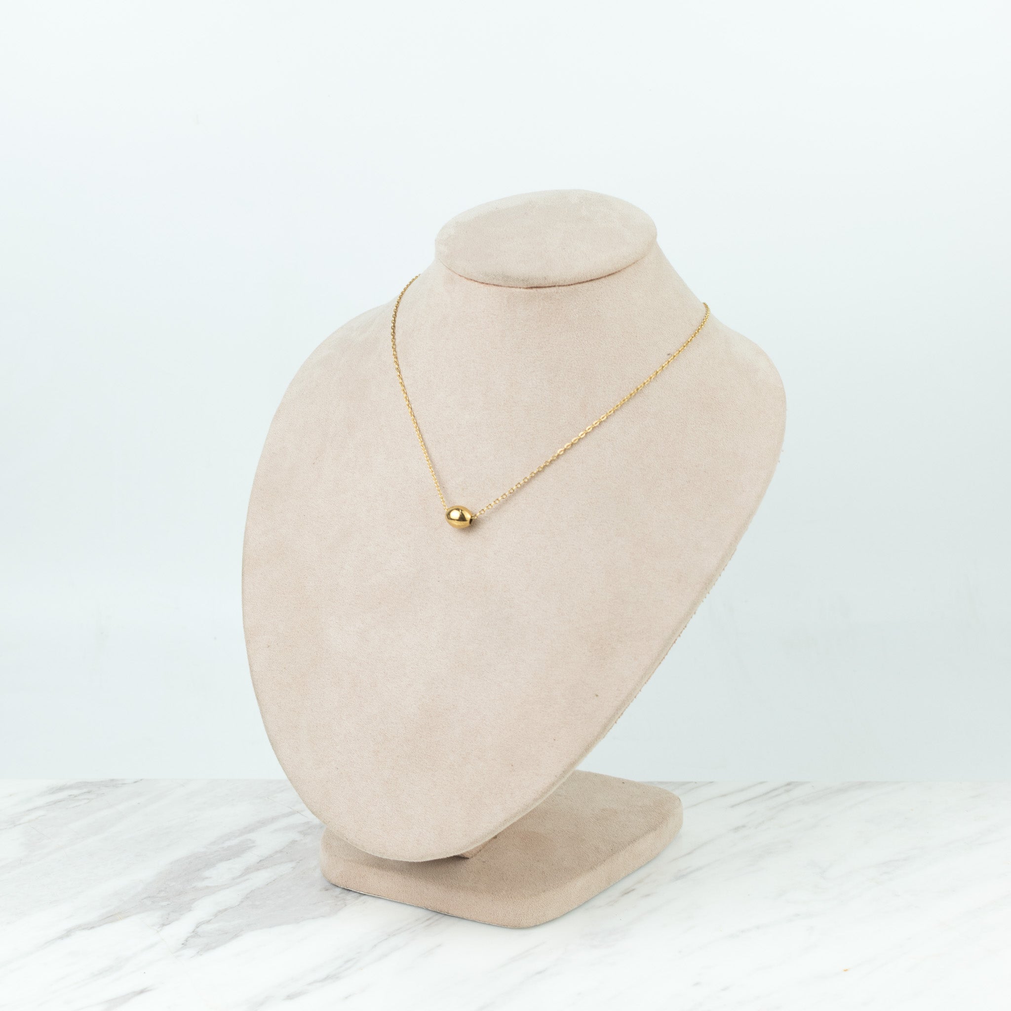 Collar con bolita dorada