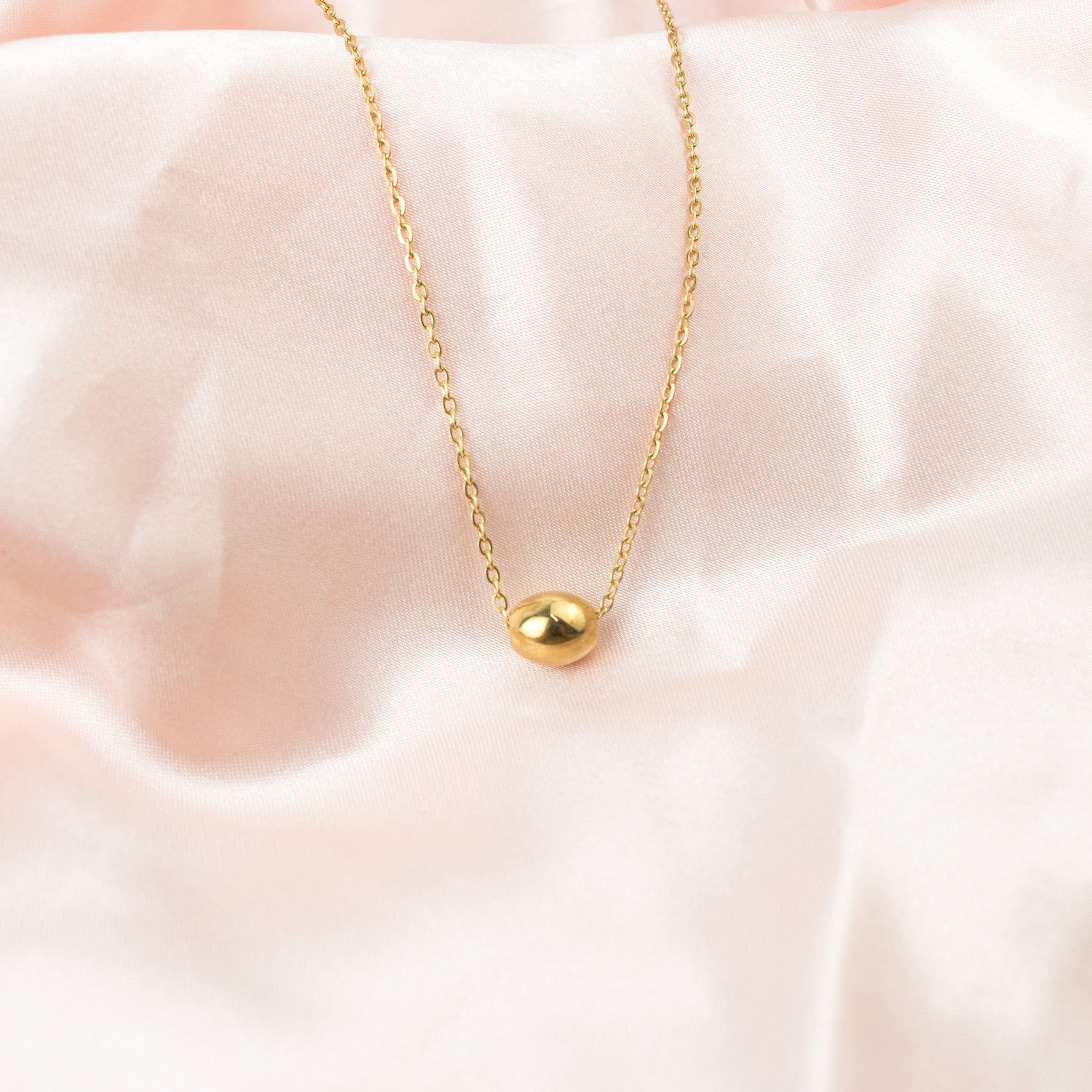 Collar con bolita dorada