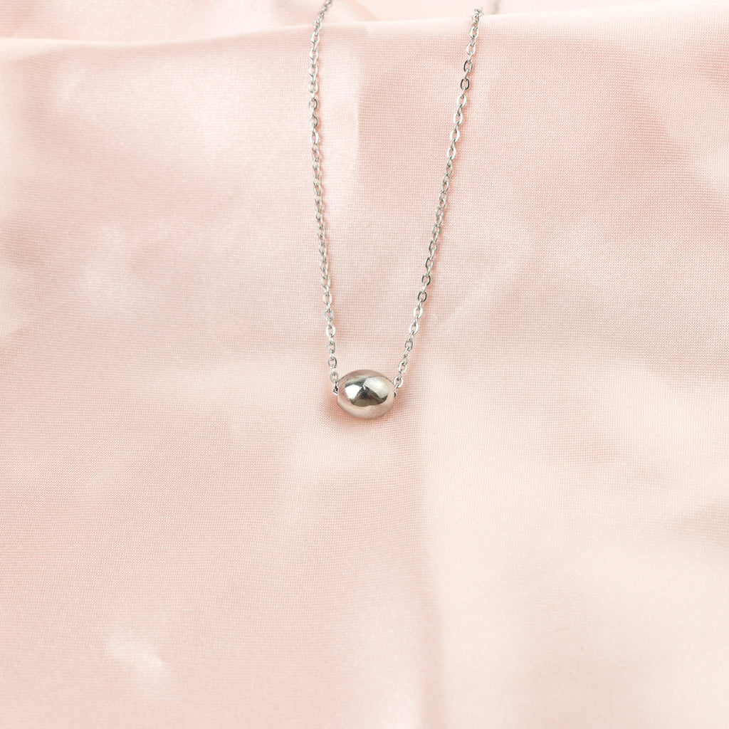 Collar con bolita plateada