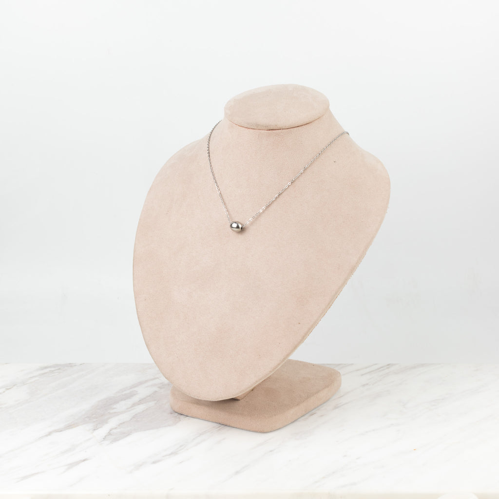 Collar con bolita plateada