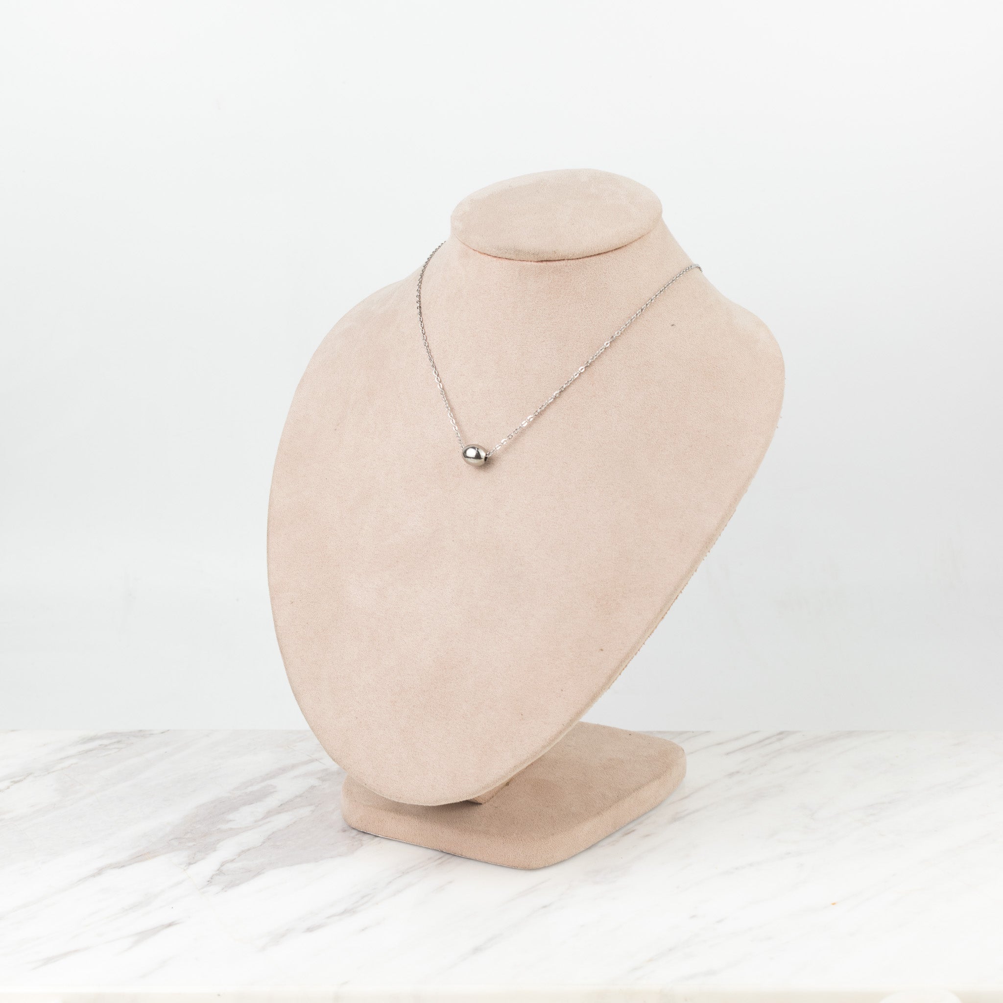 Collar con bolita plateada