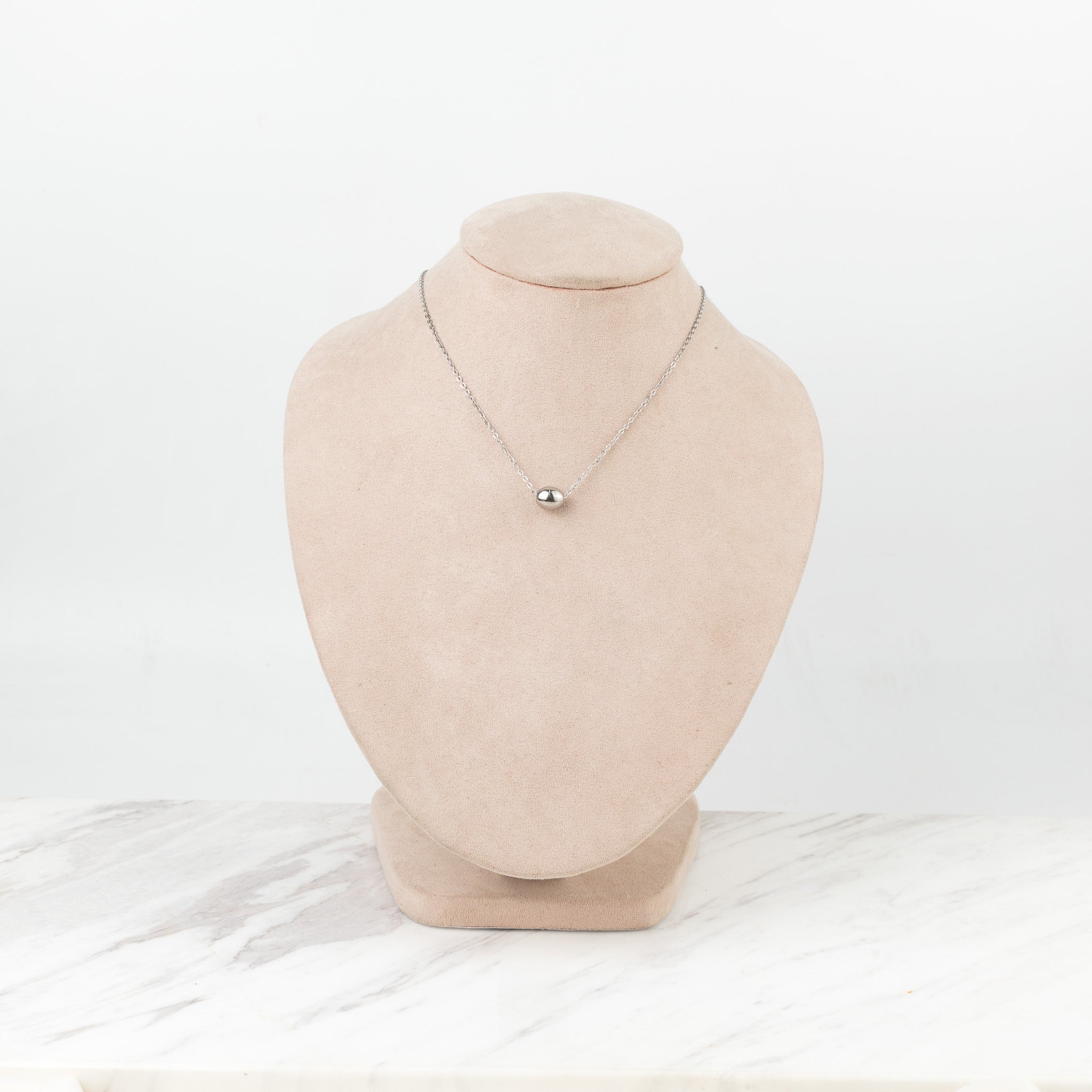 Collar con bolita plateada