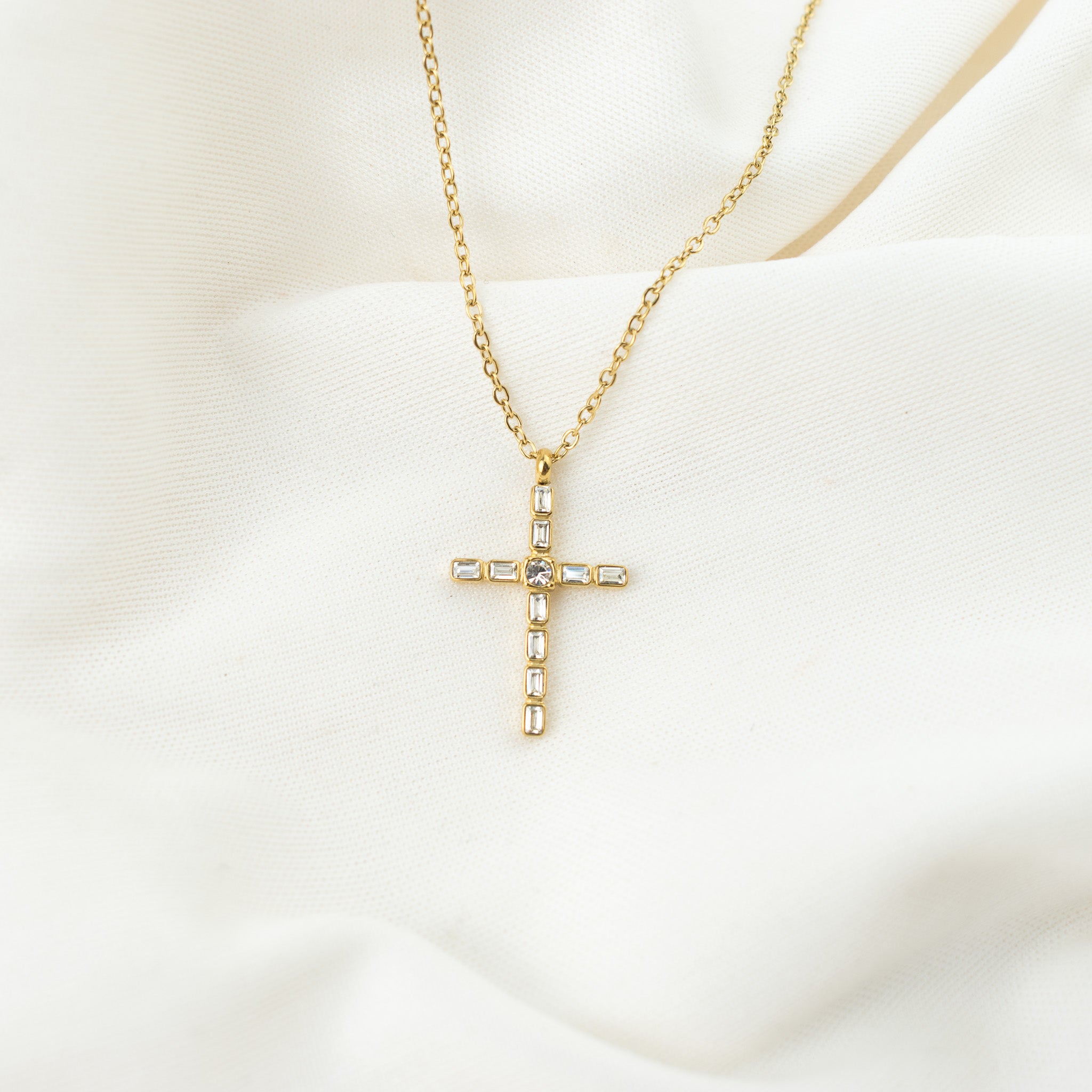 Cruz zirconia dorada mediana