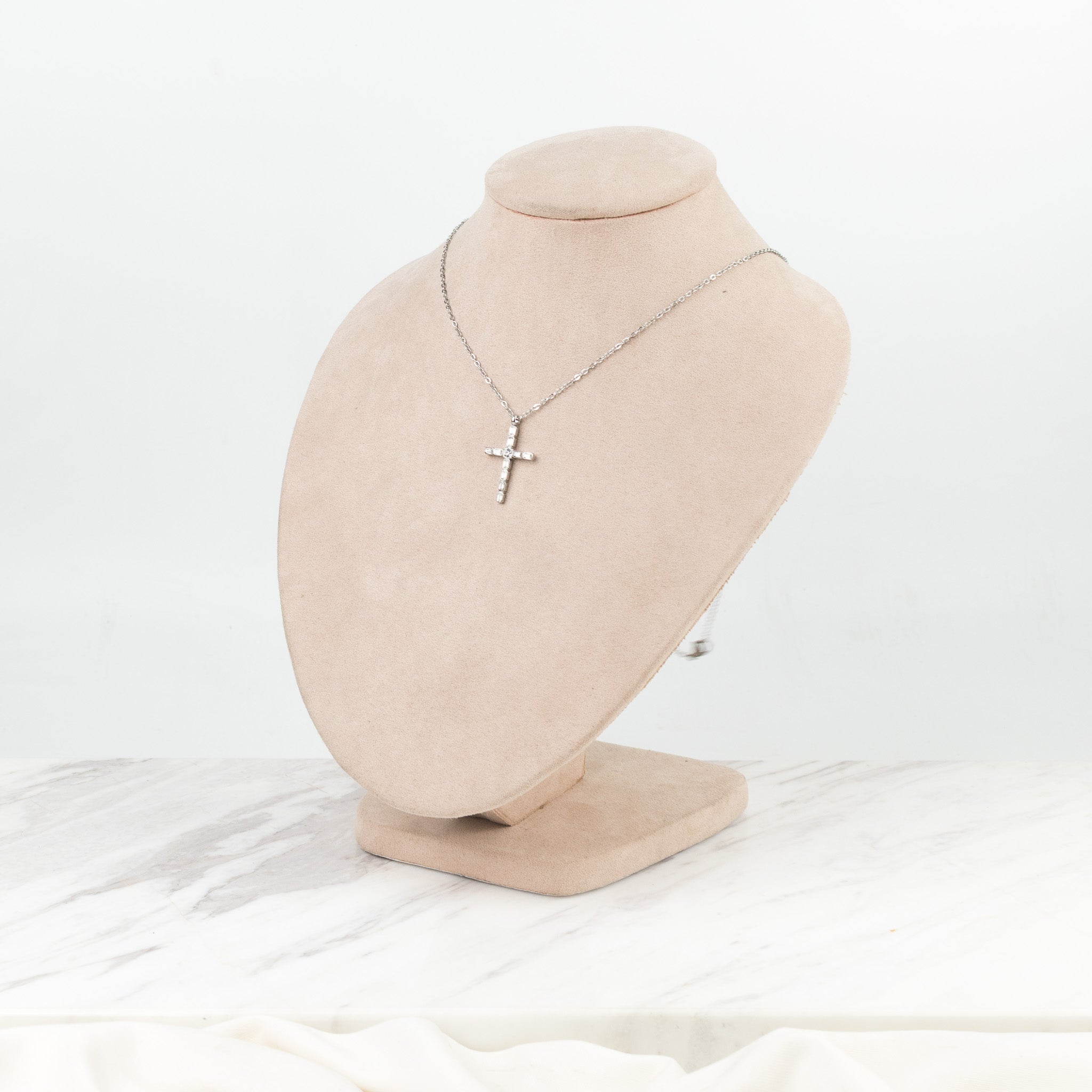 Cruz zirconia plateada mediana