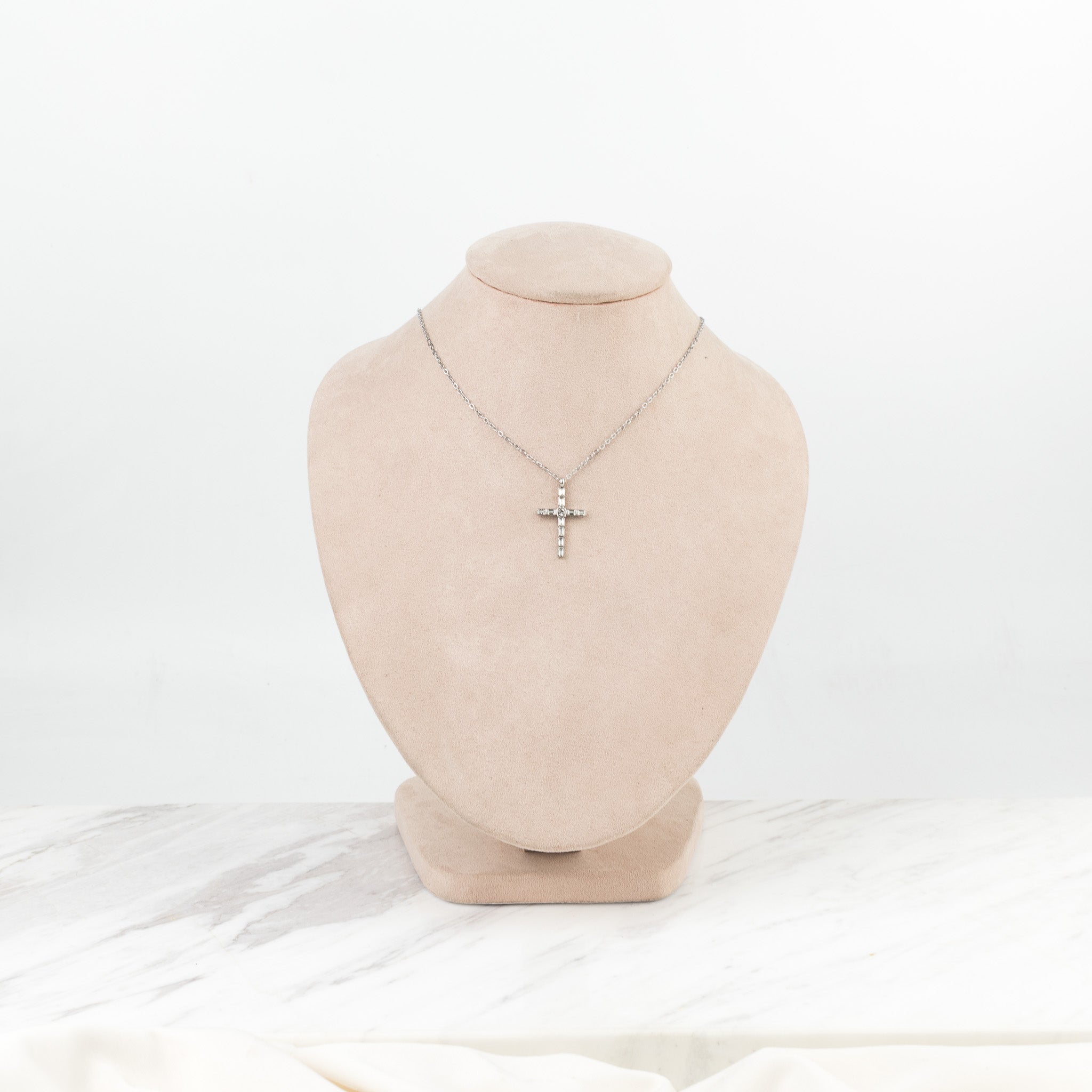 Cruz zirconia plateada mediana