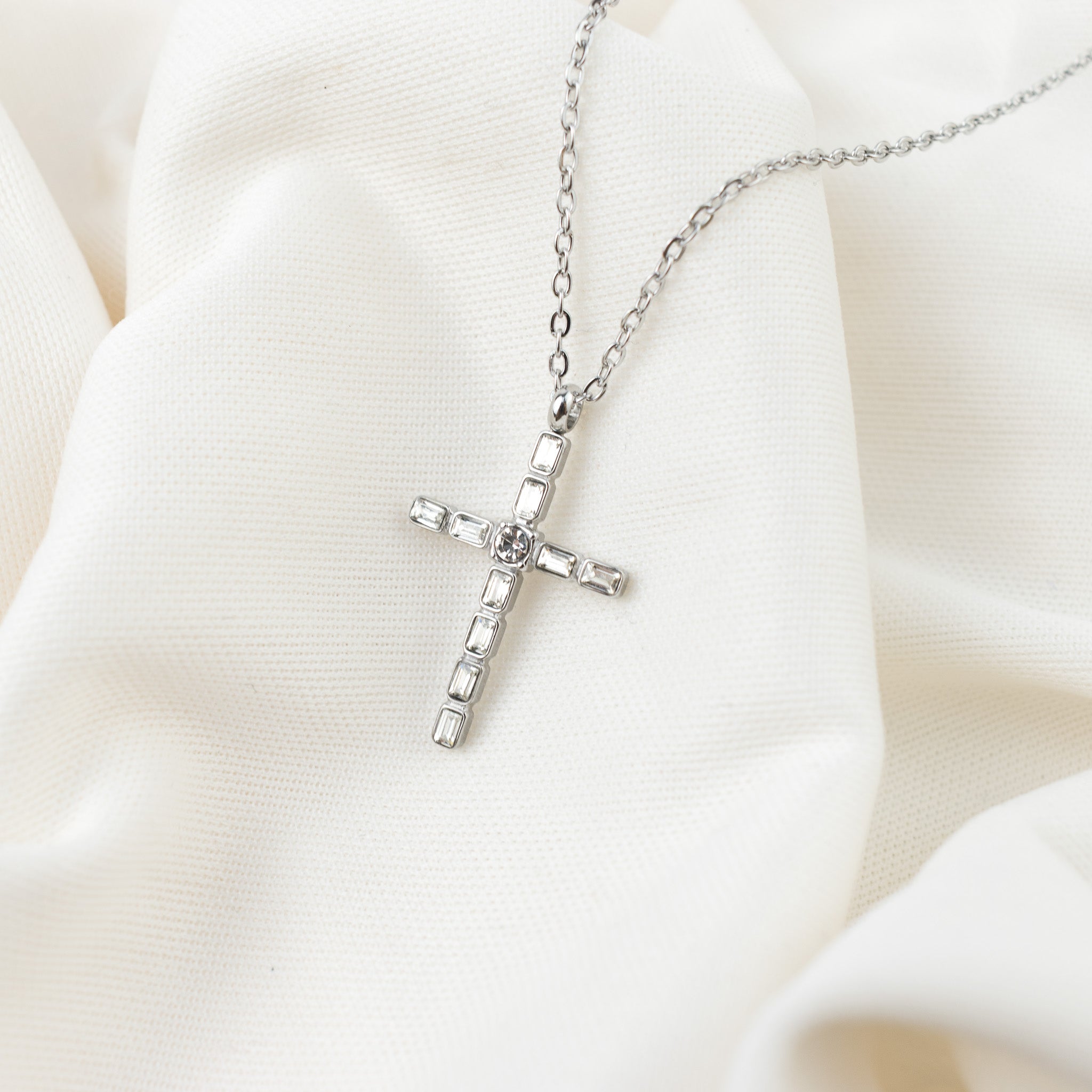 Cruz zirconia plateada mediana