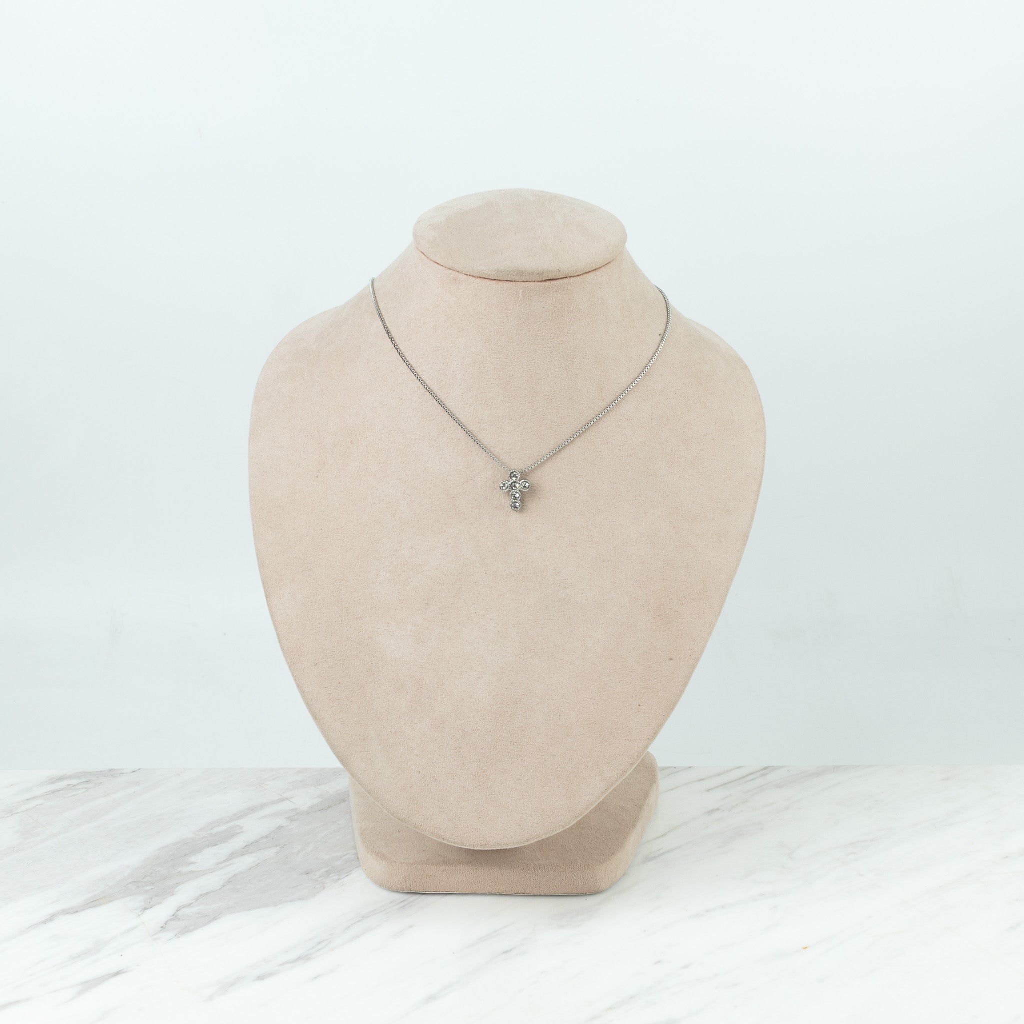 Cruz de círculos plateada