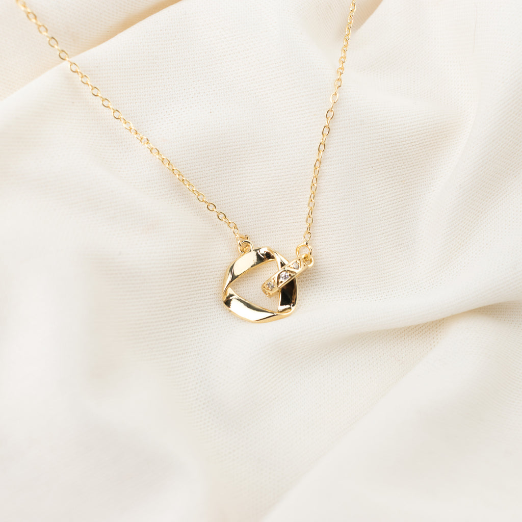 Collar entrelazado