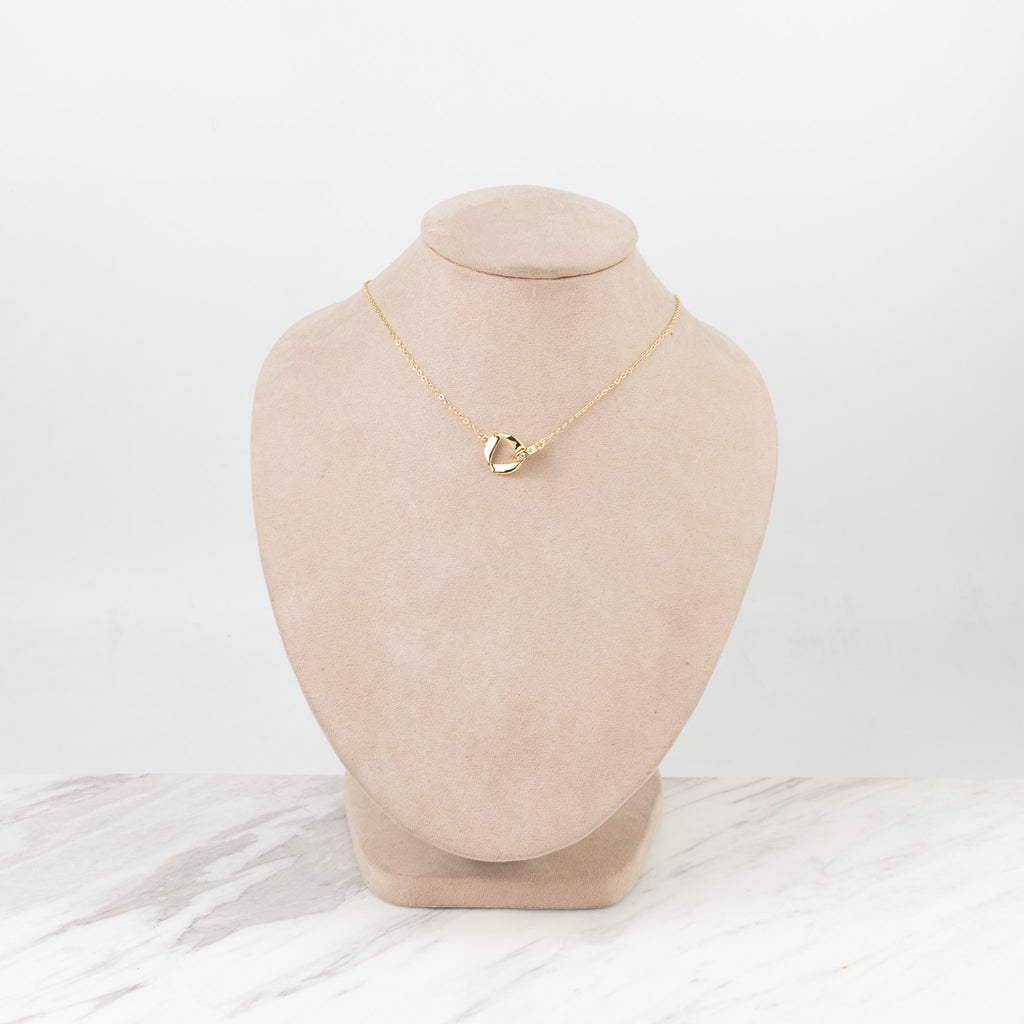 Collar entrelazado