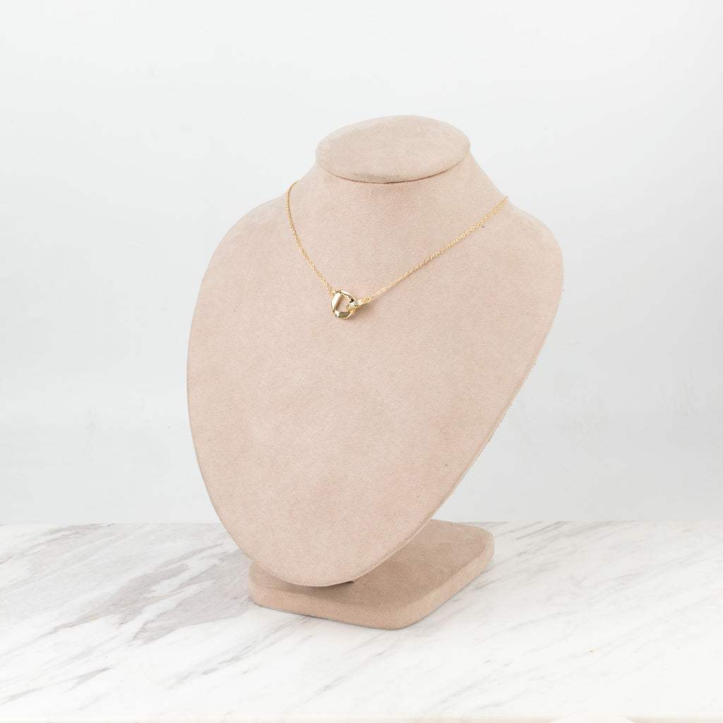 Collar entrelazado