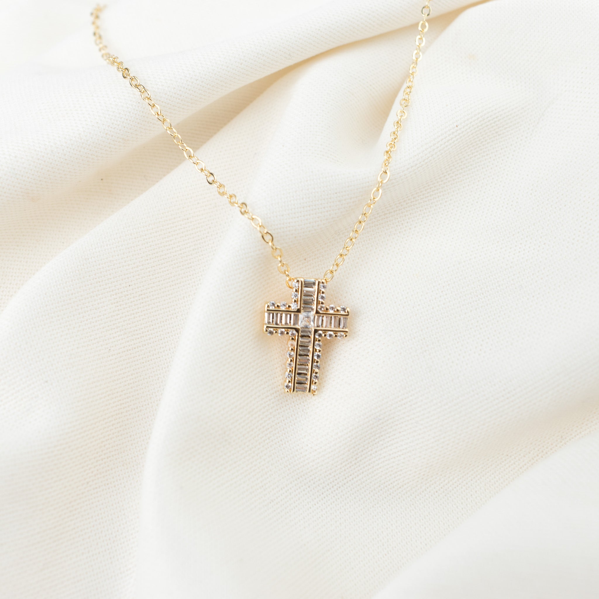 collar de cruz con zirconia