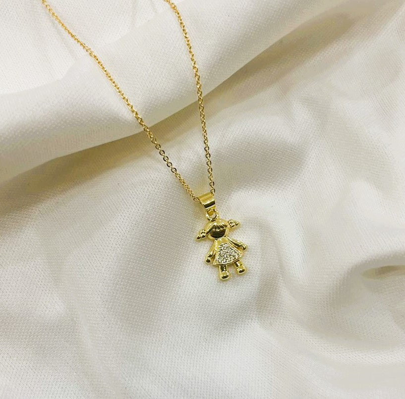 Collar con Dije de Niña con Falda de Zirconia en Chapa de Oro