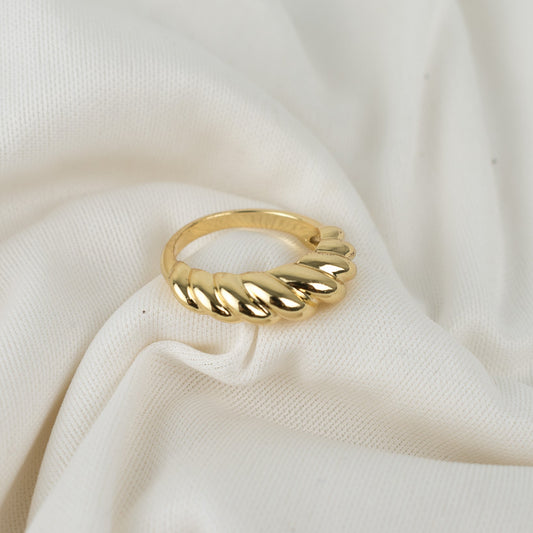 Crossaint ring