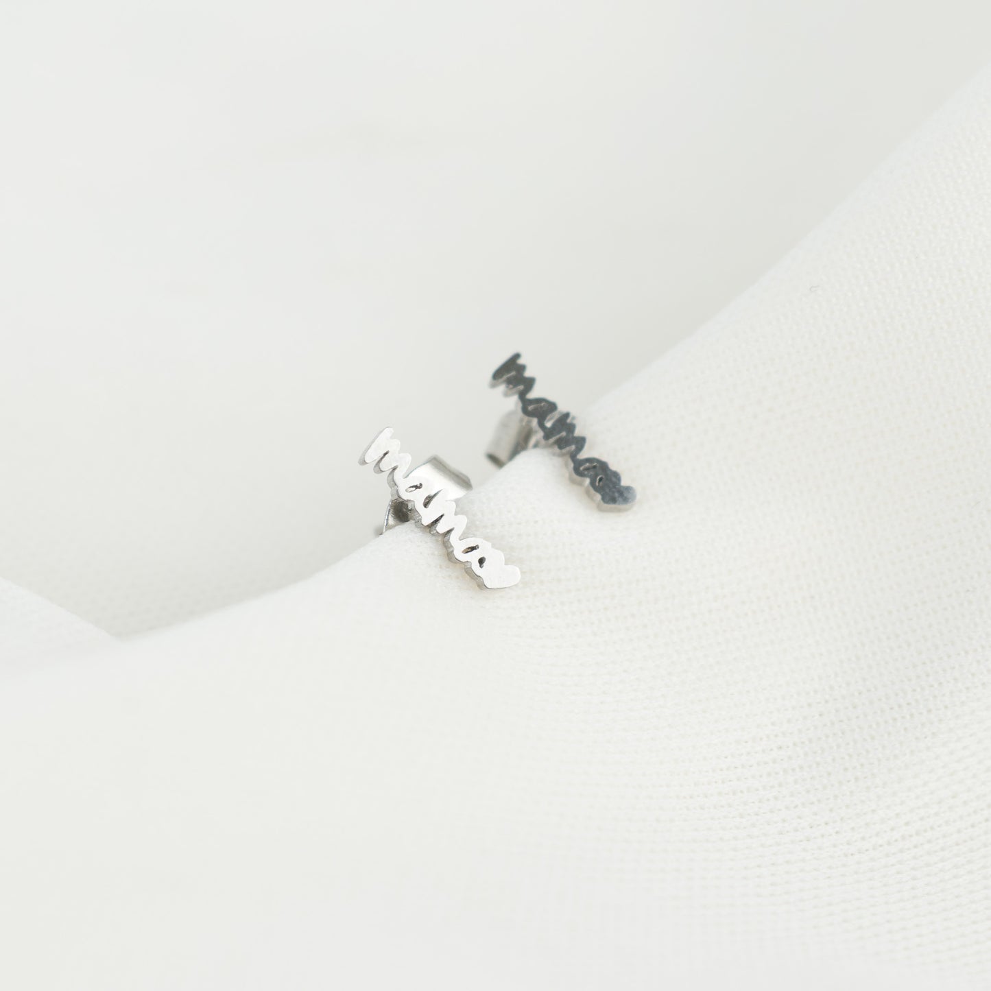 Aretes mama cursiva