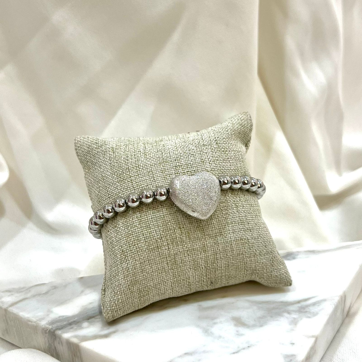 Pursera con bolitas y corazón chunky plateada