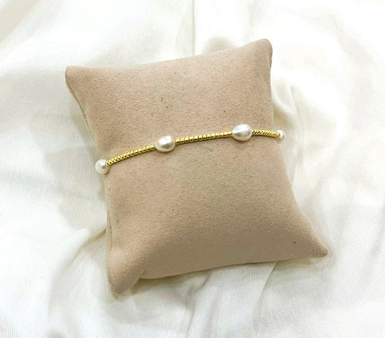Pulsera 6 Perlas de Río Separadas en Chapa de Oro
