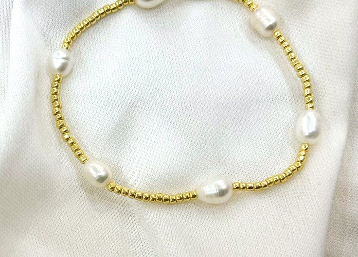 Pulsera 6 Perlas de Río Separadas en Chapa de Oro